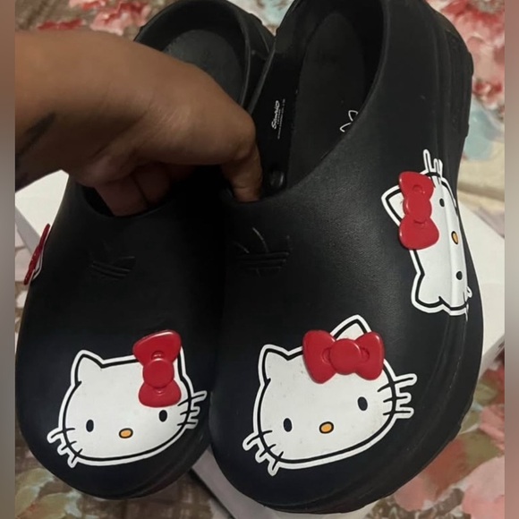 Hello kitty x Adidas shoes size 7 - Picture 1 of 4